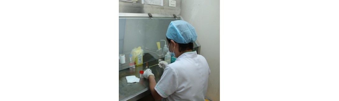 Kỹ thuật viên soi đờm trực tiếp tìm trực khuẩn lao