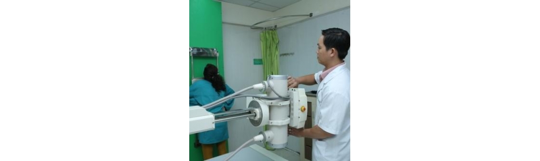 Kỹ thuật viên X-Quang hướng dẫn tư thế chụp phổi thẳng