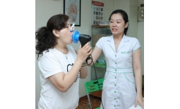 Bệnh nhân đo chức năng hô hấp để kiểm...