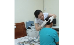 Kỹ thuật viên gắn máy đa ký giấc ngủ cho