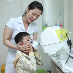 Điều dưỡng hướng dẫn cho bé cách đo FOT