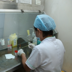 Kỹ thuật viên soi đờm trực tiếp tìm trực khuẩn lao