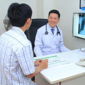 Bác sĩ tư vấn giải thích kỹ lưỡng cho bệnh nhân