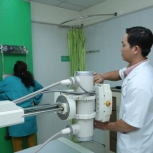Kỹ thuật viên X-Quang hướng dẫn tư thế chụp phổi thẳng